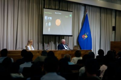 La visita del Profesor Genzel incluyó la realización de la conferencia “Galaxies, Black Holes and giant Telescopes” en conjunto con la profesora Dominika Wylezalek, que se realizó este miércoles 5 de marzo en el Salón Domeyko.