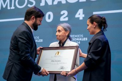 En la ceremonia se reconoció a Elvira Hernández con el Premio Nacional de Literatura.