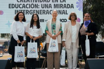 El bloque de educación convocó en un mismo panel a la Rectora Devés, a la directora de Travesía 100, Ximena Abogabir Scott, a la vocera y coordinadora de Educación de Tremendas, Antonia Polanco Zúñiga; y a la coordinadora de educación de UNESCO Santiago, Florencia Saffirio.