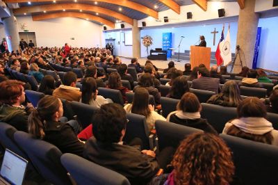 La Rectora Devés abordó, al comienzo de su presentación, lo ocurrido en la Casa de Bello con el golpe de Estado de 1973 y la posterior dictadura. “Solo en la Universidad de Chile, 125 estudiantes fueron víctimas de ejecución o desaparición forzada. Es en su memoria que debemos recordar siempre esos tiempos oscuros”.