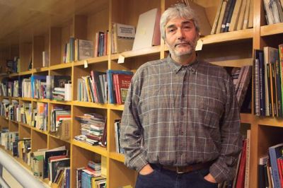 Gonzalo arquero detras de unos libros