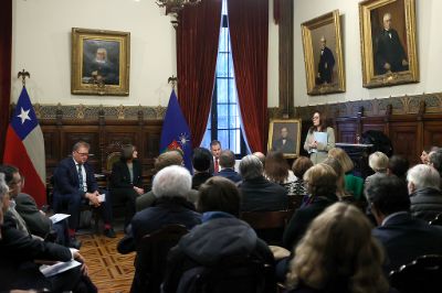 La Primera Vice Primera Ministra y Ministra de Desarrollo Económico y Comercio de Ucrania, Yuliia Svyrydenko, visitó la U. de Chile el miércoles 15 de mayo para ofrecer la charla magistral "Fórmula de Paz del Presidente Zelensky para lograr la paz de manera sostenible y duradera en Ucrania".