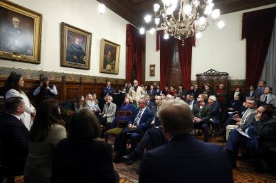 La charla reunió a más de 100 personas entre representantes del cuerpo diplomático –como embajadores de Estados Unidos, Alemania, Canadá, Grecia, Noruega, Portugal, Sudáfrica, Argelia, Honduras, Guatemala, Paraguay, entre otros–, estudiantes, invitados especiales, integrantes de la comunidad universitaria y público general. 