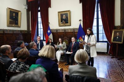 La directora del Instituto de Estudios Internacionales (IEI), profesora Dorotea López, dijo en la presentación de la ministra Svyrydenko que “nuestro rol desde la academia es aportar conocimiento y formar para la paz y la democracia”.