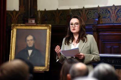 La ministra Svyrydenko manifestó “un sincero agradecimiento a la Rectora de la Universidad de Chile, Rosa Devés, por ser anfitriona de la reunión", cita en la que pudo “hablar con los representantes de las misiones diplomáticas de casi todos los países del mundo y con la comunidad académica”.