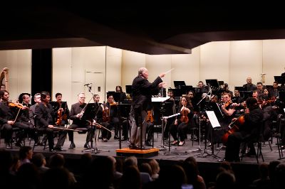 La Orquesta Sinfónica Nacional de Chile y la Camerata Vocal Universidad de Chile interpretaron el himno de la Universidad, seguido de Tocata y fuga en re menor de Johann Sebastian Bach, Suite L'Arlésienne n.°2 de Georges Bizet, Preludios n.° 1 y 2 de Alfonso Leng y Rapsodia rumana n.° 1 de Georges Enescu. 