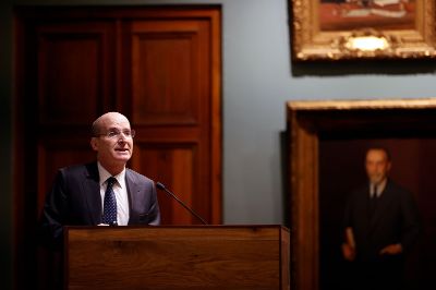 La conferencia del Magistrado de lo Social del Tribunal Supremo de España, Juan Molins, tuvo lugar este lunes 7 de octubre en la Sala Domeyko de la Casa Central de la U. de Chile.