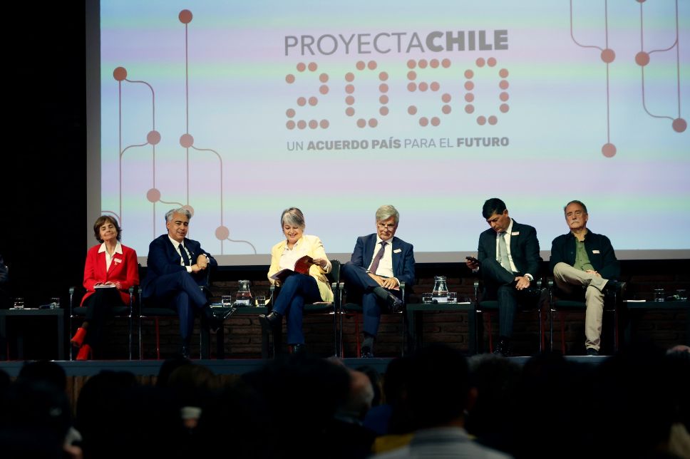 Entre los asistentes estuvieron los candidatos presidenciales Eduardo Artés, Marco Enríquez-Ominami, Jeannette Jara, Harold Mayne-Nicholls y Franco Parisi, así como representantes de José Antonio Kast, Evelyn Matthei y Johannes Kaiser.
