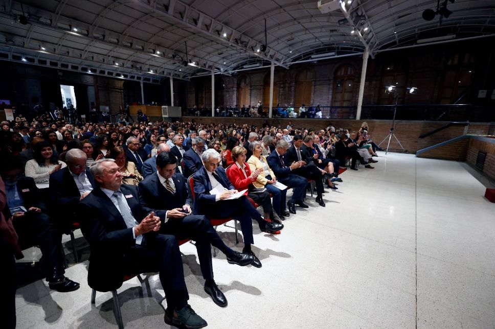 El documento “Propuestas transversales para el Chile del 2050” resume más de un año de trabajo colaborativo entre universidades, centros de investigación, gremios empresariales, organizaciones sociales y representantes del Estado.