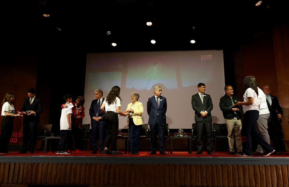 Las candidaturas presidenciales recibieron el documento de manos de niños, niñas y adolescentes.