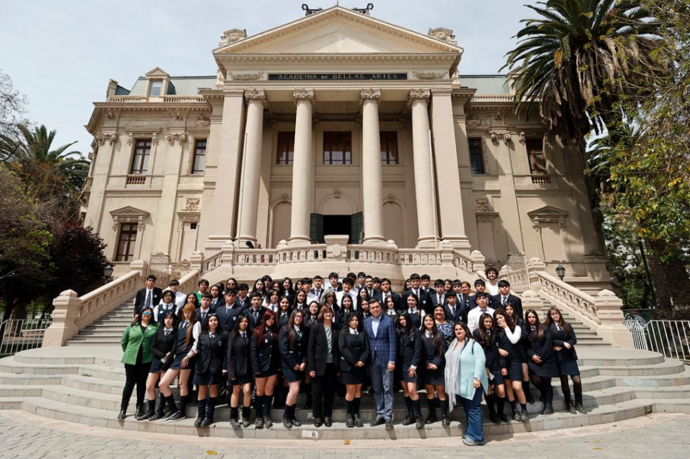 "La comunidad del Liceo es ejemplo de ese Chile que todos admiramos, y que es producto del esfuerzo y el talento de su gente", destacó la Rectora Devés.
