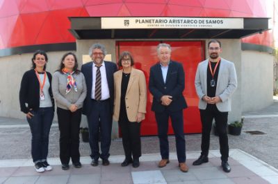 La delegación de la Universidad de Chile fue liderada por la Rectora Rosa Devés, en compañía del decano de la Facultad de Ciencias Físicas y Matemáticas, Francisco Martínez; la vicedecana Marcela Munizaga; el director del Departamento de Astronomía, Ricardo Muñoz; junto a estudiantes de pre y postgrado de la Casa de Bello.