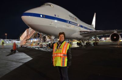 Monica Rubio detrás de un avión 