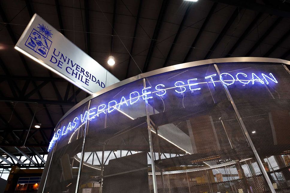 "Todas las verdades se tocan" fue el nombre del stand de la Universidad de Chile, invitada de honor del encuentro.