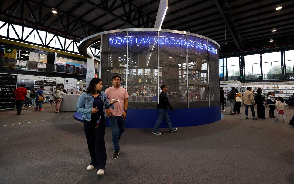 La U. de Chile 250 títulos y más de 3500 ejemplares que poblaron el stand de la Universidad de Chile;|
