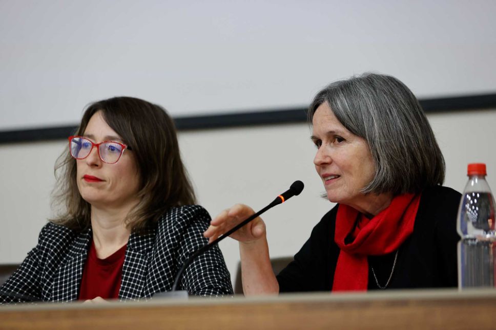 La segunda jornada del Seminario Internacional comenzó con el panel “Desafíos a la libertad, ética e integridad en investigación desde la relación entre investigación, sociedad y Estado”. En él participaron la académica del Departamento de Geofísica de la Facultad de Ciencias Físicas y Matemáticas de la Universidad de Chile, Laura Gallardo; el abogado y docente de la Facultad de Derecho de la Universidad de Chile, Rodrigo Valenzuela Cori y el académico de la Facultad de Ciencias Sociales y Humanidades de la Universidad Católica de Temuco, Ricardo Salas. El panel fue moderado por la directora de la Escuela de Gobierno y Gestión Pública de la Universidad de Chile, Lorena Oyarzún.