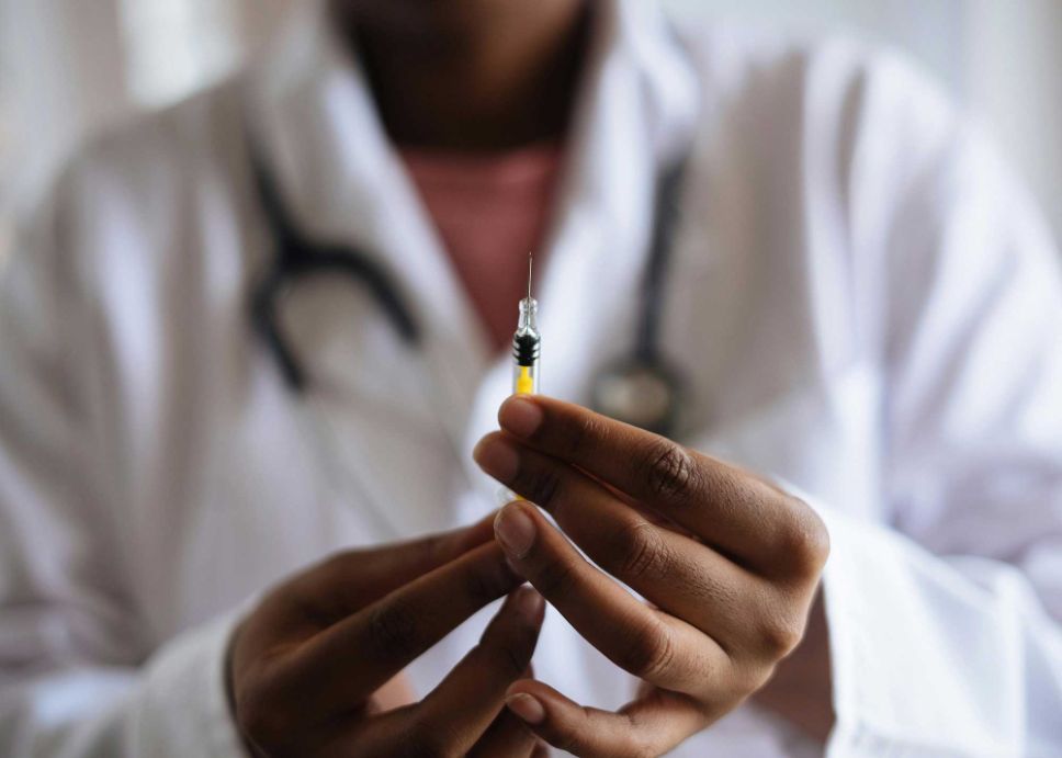 La pandemia de Covid-19 es uno de los episodios recientes de salud que demostró la capacidad de la ciencia para desarrollar, en tiempo récord, vacunas seguras y eficaces que salvaron millones de vidas.