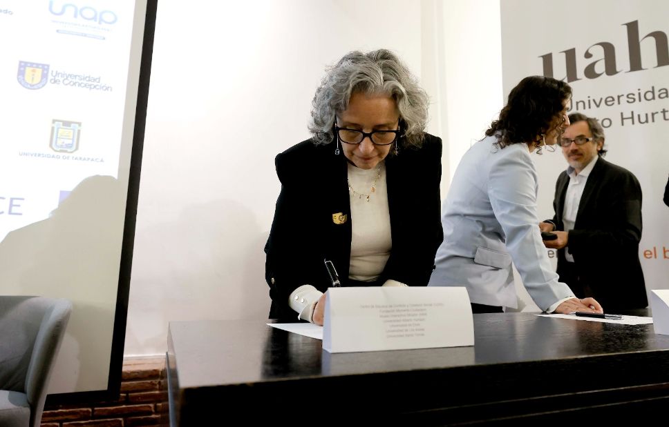 "El fortalecimiento de la democracia y la cohesión social requieren espacios donde podamos escucharnos, aprender de nuestras diferencias y construir confianza", dijo la vicerrectora Bonnefoy.