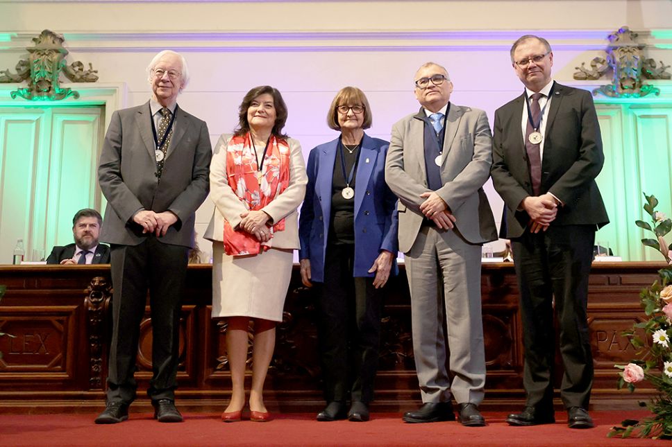 Se otorgó una Medalla Rectoral las autoridades de la U. de Chile, Rectora Rosa Devés, y de las universidades de Valparaíso y Tarapacá, Osvaldo Corrales y Emilio Rodríguez.