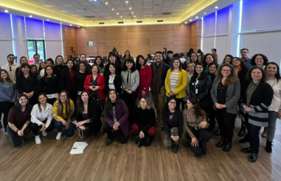 Durante la tarde se generó la reunión con representantes de ANID, liderados por su directora, Alejandra Pizarro. El propósito de dicho hito fue dialogar con los InES Género sobre las brechas de género en los instrumentos de la Subdirección de Proyectos de Investigación del Fondo Nacional de Desarrollo Científico y Tecnológico (SPI Fondecyt).