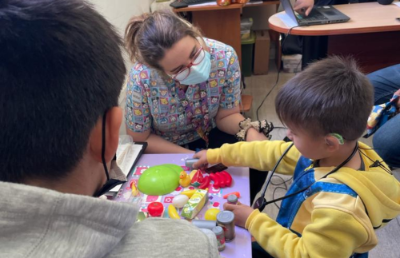 Este proyecto tiene como finalidad determinar en qué grado están disponibles los sonidos del habla para un niño o niña con hipoacusia a través del uso de sus audífonos.