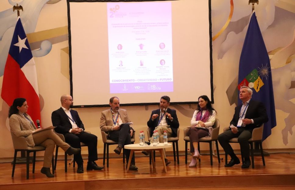 Participantes del panel “Encuentro de Innovación en Minería”, moderado por la académica de la Facultad de Ciencias Físicas y Matemáticas (FCFM), Viviana Meruane. 
