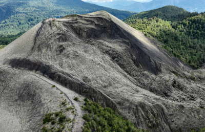 La investigación se centra en estudiar el vulcanismo histórico del sector entre Carrán y Los Venados, buscando caracterizar los procesos magmáticos y las condiciones pre-eruptivas que contribuyeron a la formación de las erupciones en los años 1907, 1955 y 1979.