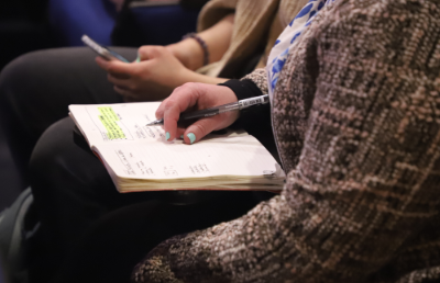 La iniciativa espera instalar y fortalecer capacidades institucionales que permitan la transversalización de la perspectiva de género y la superación de las desigualdades y discriminación en diversas áreas dentro de la Universidad.