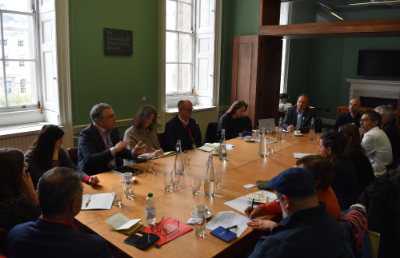 la Universidad de Aysén en colaboración con la Universidad de Chile, han iniciado un análisis de los desafíos que enfrentan estas áreas del conocimiento, con el objetivo de generar transformaciones estructurales que contribuyan al desarrollo de una sociedad cohesionada y preocupada por el bienestar de quienes la conforman.