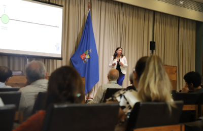 La académica de Facultad de Odontología UCH y presidenta del Comité ad hoc Institucional de Bioseguridad y Biocustodia, Carla Lozano, lideró la instancia.