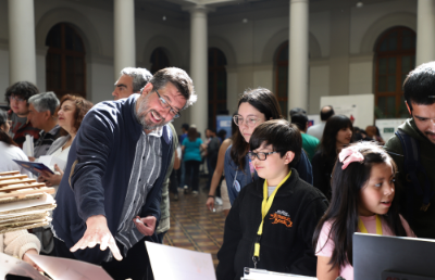 Cerca de 900 personas participaron en la primera versión de la Feria Descubriendo Conocimientos de la Universidad de Chile, un espacio impulsado por la Vicerrectoría de Investigación y Desarrollo.