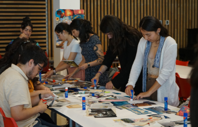 El público asistente pudo participar de un taller de creación artística, guiado por la estudiante del Doctorado de Educación de la Casa de Bello, Valeria Cernei y el colectivo La Jauría, en el que utilizaron la técnica de collage para inmortalizar las sensaciones y reflexiones que les produjo la obra. 