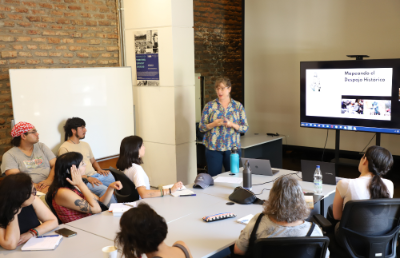 Durante el coloquio realizado en la FAU, Sarah Kelly comentó las ventajas de realizar investigación académica  las comunidades afectadas por conflictos socioambientales. 