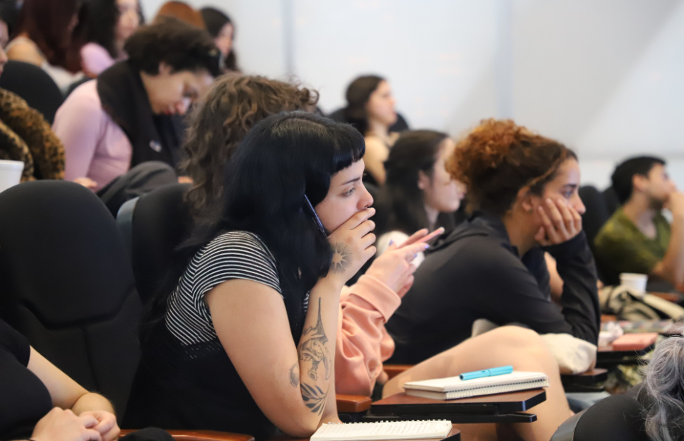 Asistieron más de 200 personas, entre artistas, investigadores/as, profesionales y estudiantes provenientes de los campos de la danza, el teatro, las artes visuales, la educación y las humanidades.