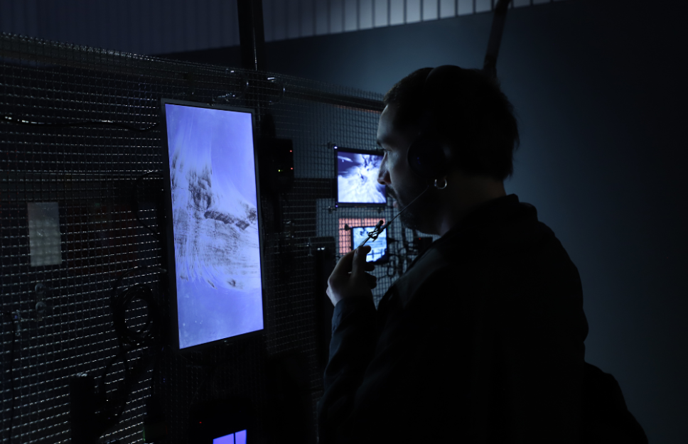  “Arcoparlante” cuenta con un sistema de recopilación para registros de voz “in situ”, grabando relatos testimoniales de personas que visiten la instalación, a fin de generar un repositorio de narraciones en torno a la vida ferroviaria.