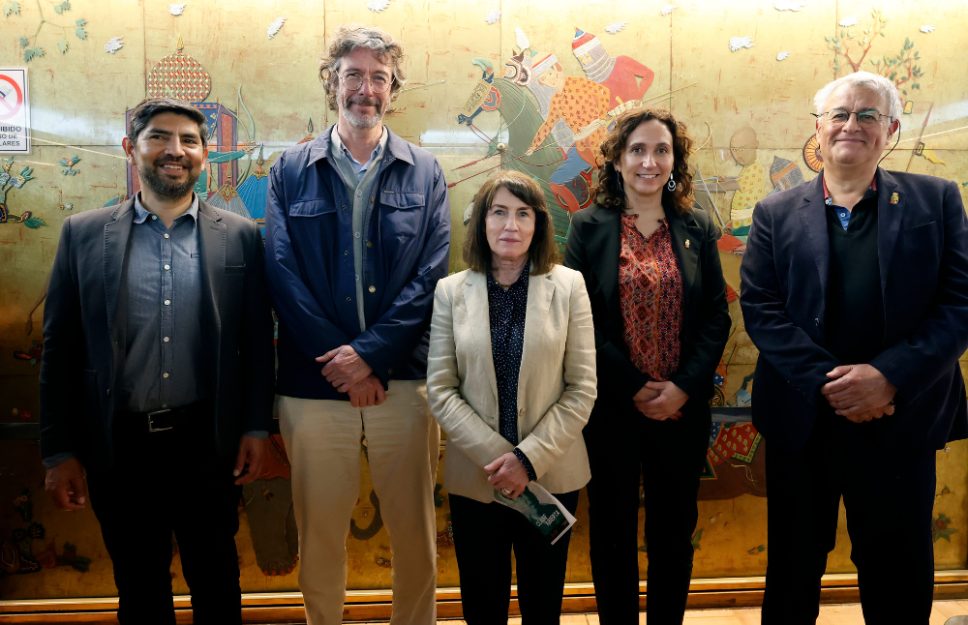 La Prorectora Alejandra Mazala, junto al Vicerrector de Asuntos Académicos Claudio Pastene, el Decano de la Facultad de Artes Fernando Carrasco, el director de Creación Artística, Fernando Gaspar y la directora de Innovación, Anahí Urquiza.