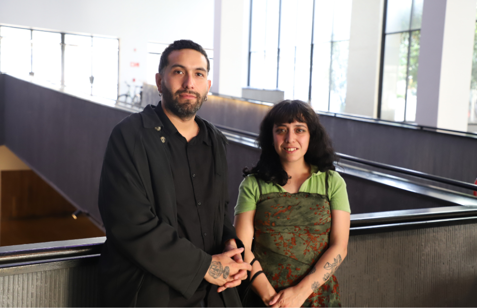 “Arcoparlante”: Creada por Almendra Díaz, artista medial egresada del Magíster en Artes Mediales UCHILE, y Cristóbal Parra, artista medial, esta obra se centra en un proyecto instalativo que explora los cruces entre infraestructuras ferroviarias y narrativas locales de la comuna de Quinta Normal, a través de tecnologías visuales y sonoras.