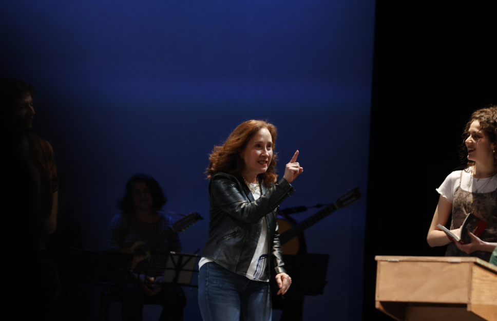 Entrelazando música en vivo, danza, testimonios y visualidades, la puesta en escena recrea una clase universitaria del músico Luis Advis.