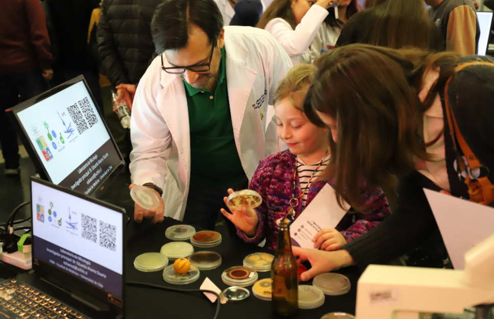 Mediante charlas didácticas, exposiciones y experiencias interactivas, la Universidad de Chile reafirmó su compromiso de contribuir al desarrollo del país. 