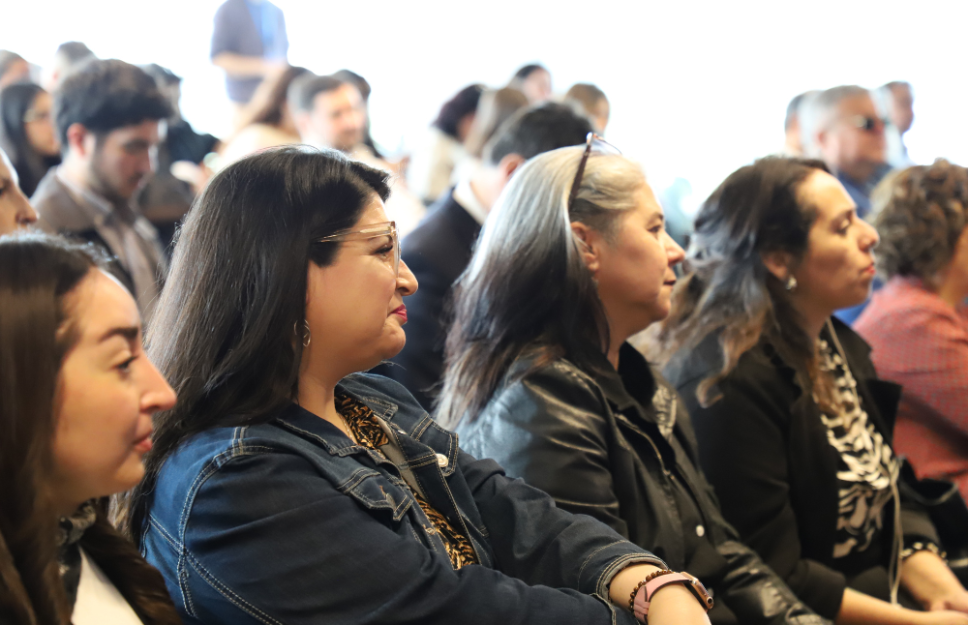 Según la Organización de Naciones Unidas, la pobreza es un fenómeno que se extrapola a la carencia de ingresos, abarcando dimensiones como la privación de capacidades básicas, la exclusión social y las limitaciones en el desarrollo humano. 
