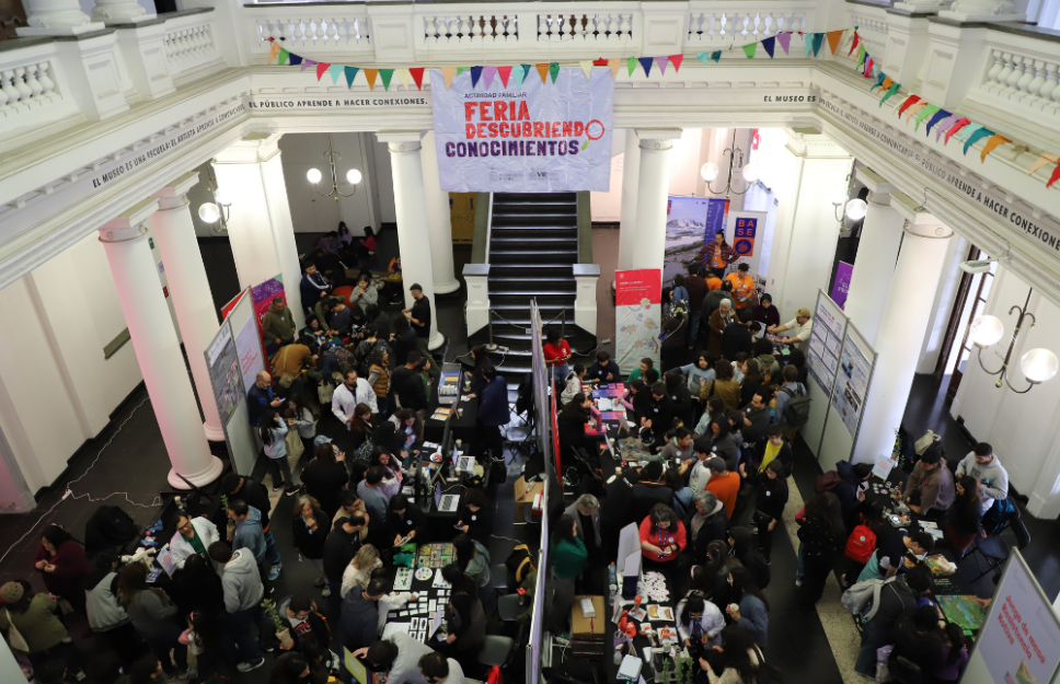 Más de 600 personas se reunieron en el Museo de Arte Contemporáneo (MAC), sede Quinta Normal, para participar en la segunda versión de la Feria Descubriendo Conocimientos de la Universidad de Chile. 