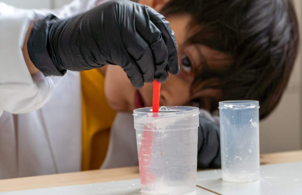 “Mentes Transformadoras, uniendo ciencia y educación”, es el nombre de uno de los proyectos seleccionados que escalara y validará un programa de perfeccionamiento docente que utiliza la metodología indagatoria y material pedagógico innovador para fortalecer la enseñanza de las ciencias escolares.