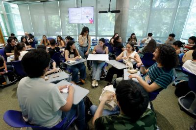 La imagen muestra a las/os asistente participando de las mesas de trabajo. 