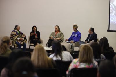 El panel estuvo compuesto por autoridades ancestrales indígenas y académicos y académicas. 