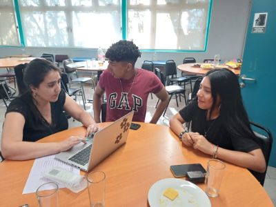 Asesoría a estudiantes en Liceo Bicentenario Valle Hermoso.