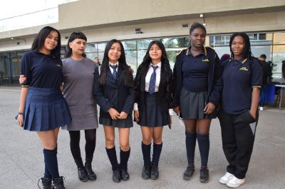 Las estudiantes del liceo Gabriela Mistral de Independencia presentaron el fanzine Memorias Migrantes.