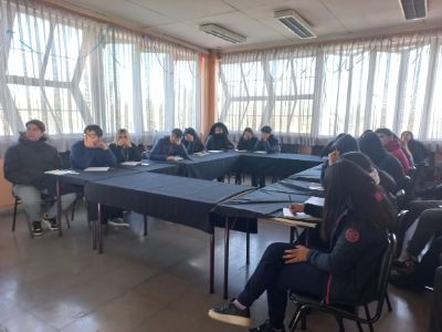 En la foto se muestra a las/os 25 estudiantes de 4° medio participaron de la charla realizada en el Liceo Malaquías Concha de La Granja.