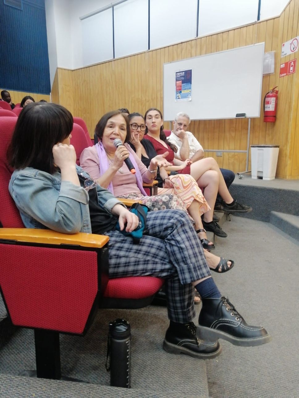 Círculo de diálogo entre las/os participantes del encuentro de madres y padres organizado por Mapared.