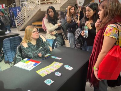 En la imagen se muestra a Lina Balcázar, encargada del vínculo con las y los estudiantes de la DIRBDE, respondiendo dudas sobre SIPEE a las/os asistentes.