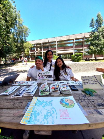 Tres integrantes del equipo Elernyma posando en su stand, en la "Feria Tucu" en el Campus Antumapu